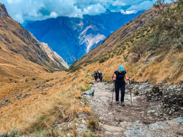 Bastones de trekking en el Camino Inca: ¿alquilar en Cusco o llevar los propios?