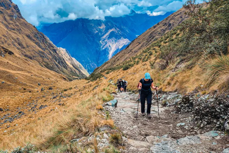 Bastones de trekking en el Camino Inca: ¿alquilar en Cusco o llevar los propios?