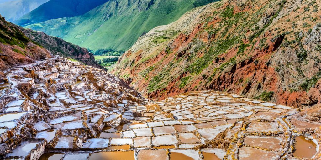 La presencia del manantial salino y la ubicación de la quebrada