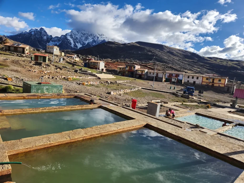The pools facing the snow-capped Ausangate