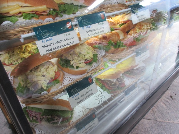 Comida cerca del acceso a Machu Picchu